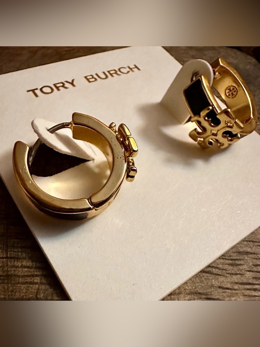 New Tory Burch Kira Enamel Huggie Hoop Earrings 18K Gold Plated w/ Earring card
